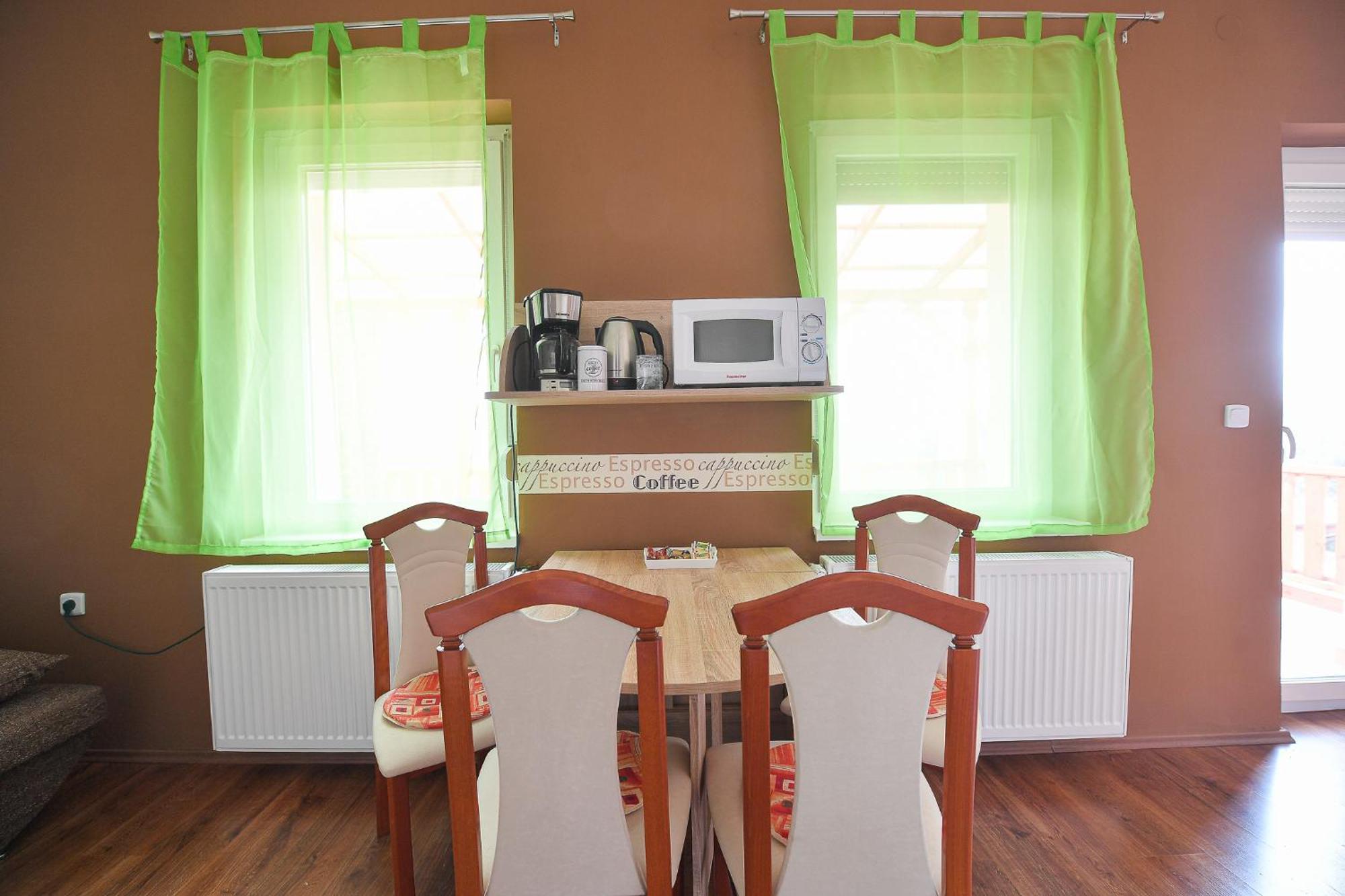 Kokusz Apartmanok エゲル 部屋 写真