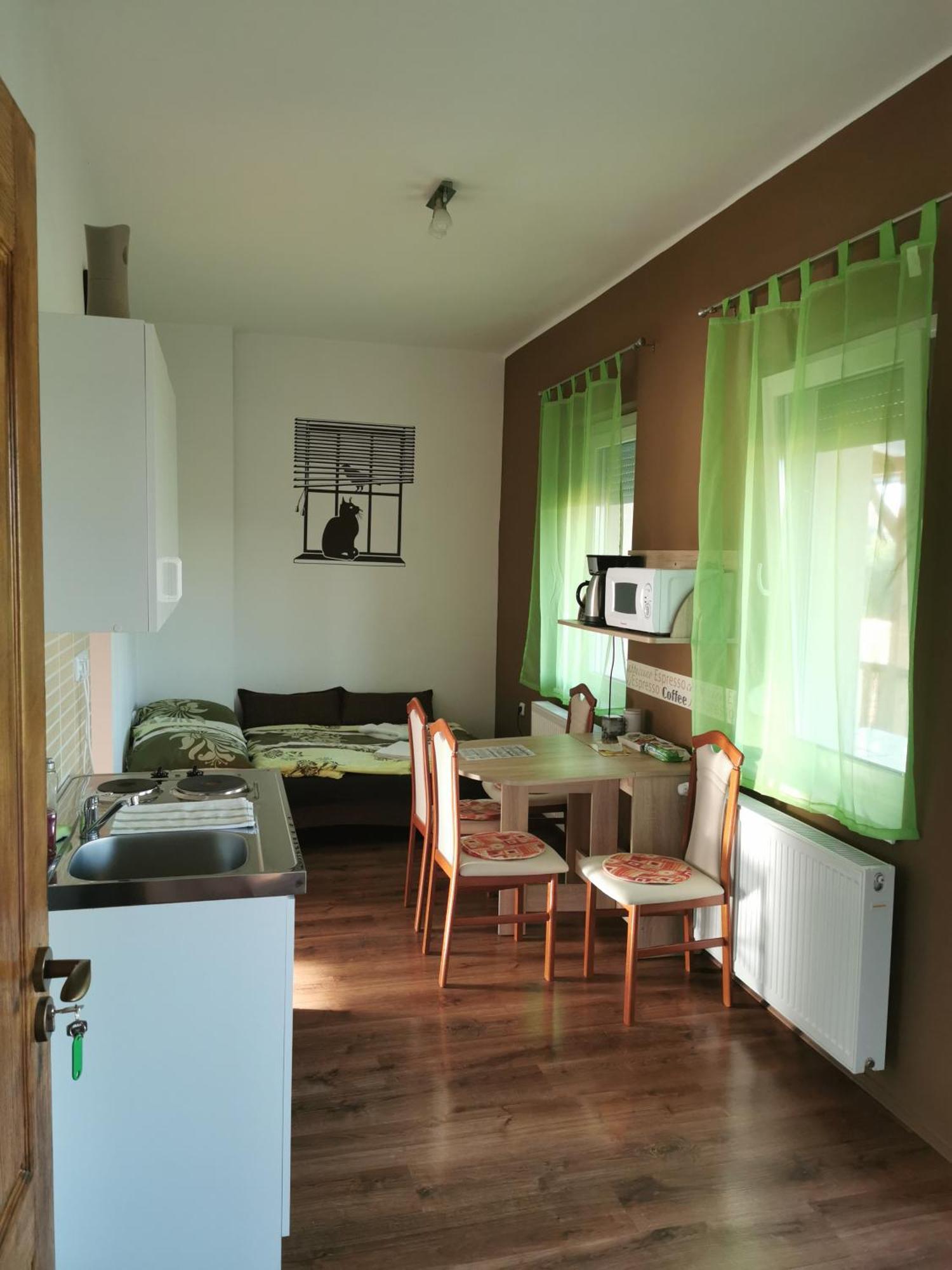 Kokusz Apartmanok エゲル 部屋 写真